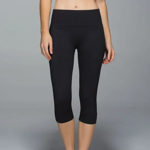 NEW Lululemon Seamlessly Street Crop Leggings in Black size 4 - Picture 3 of 12